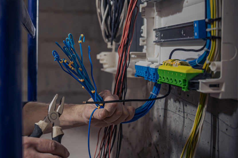 DIE VERDRAHTUNG VON ELEKTROSCHRÄNKEN